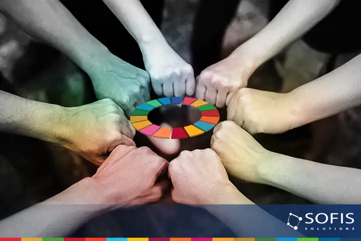 Manos de personas chocando puños